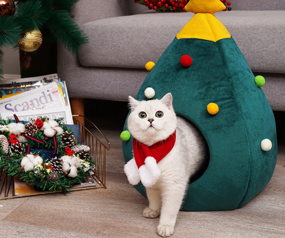 Festive Feline Retreat: Filz-Katzenhaus in Weihnachtsbaumform