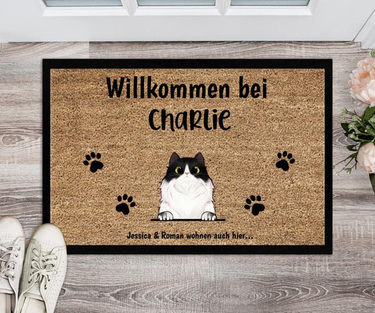 Personalisierte Katzen Fußmatte mit Willkommensgruß und Katzenbild - 'Willkommen bei Charlie