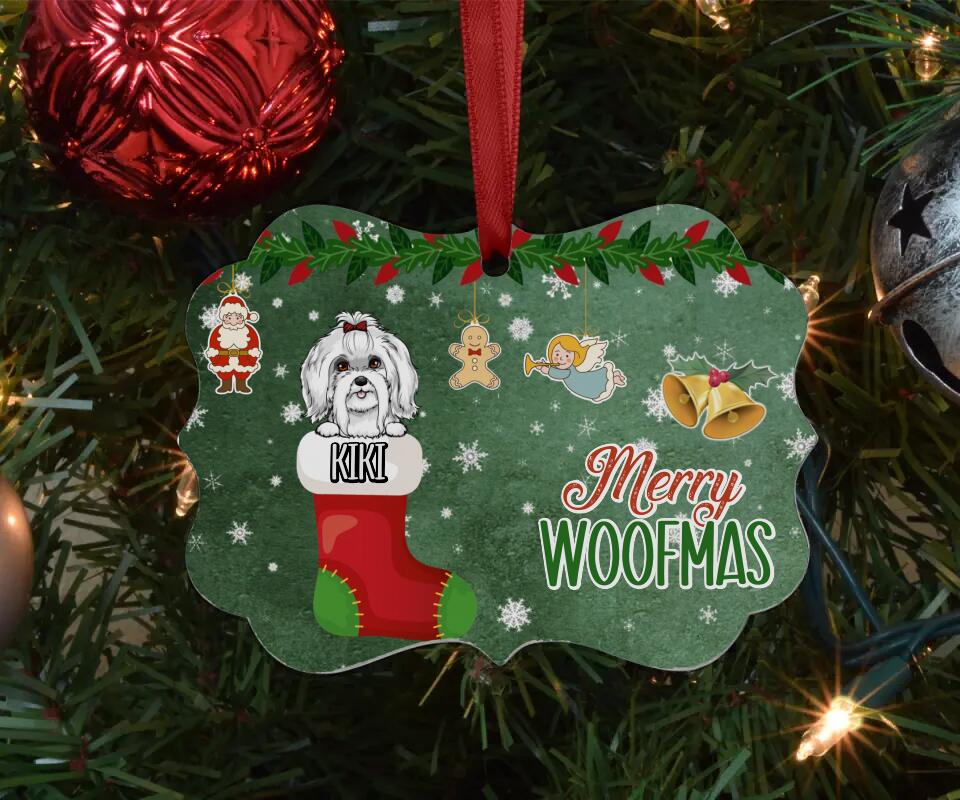 Personalisiertes Hundeweihnachtsornament 'Merry Woofmas' mit festlichem Hundemotiv und Namen Kiki, bereit zum Aufhängen.