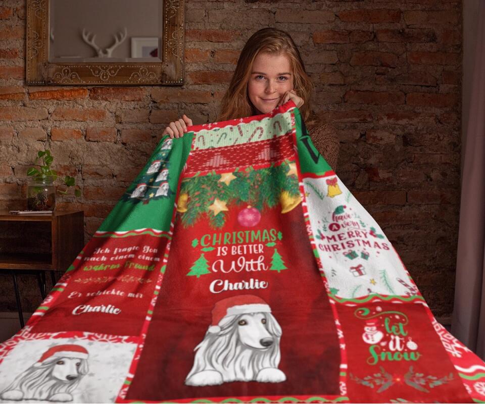 Weihnachtliche 'Personalisierte Hundeweihnachtsdecke' mit einem niedlichen Hund in Weihnachtsmütze und Namenstext