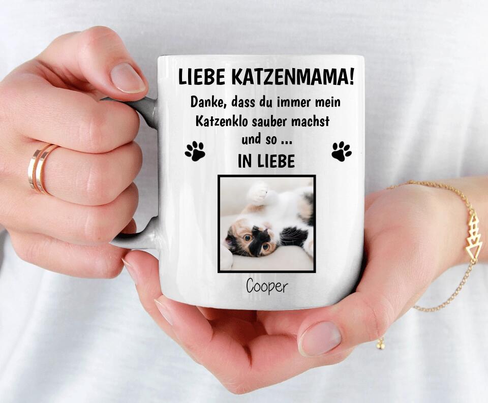 Personalisierte Katzenmama Tasse gehalten in Händen, mit einem Foto der Katze Cooper und einer liebevollen Botschaft