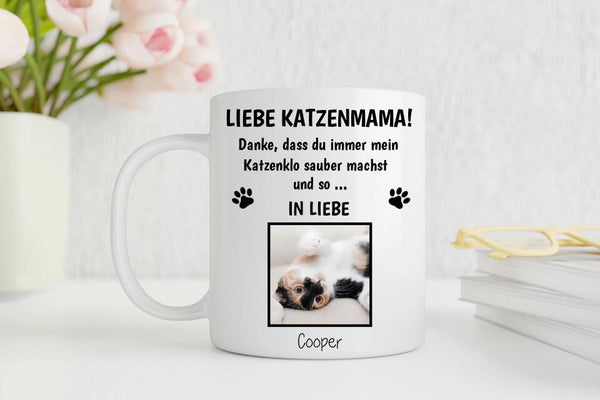 Personalisierte Katzenmama Tasse stehend auf einem Tisch