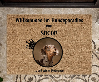 Personalisierte Hund Fußmatte mit Namen und 'Willkommen im Hundeparadies'-Schriftzug.